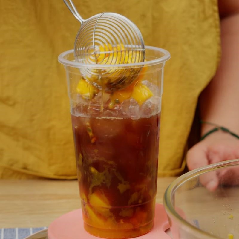 Bước 4 Pha chế trà xoài chanh leo hoàn chỉnh Trà xoài chanh leo