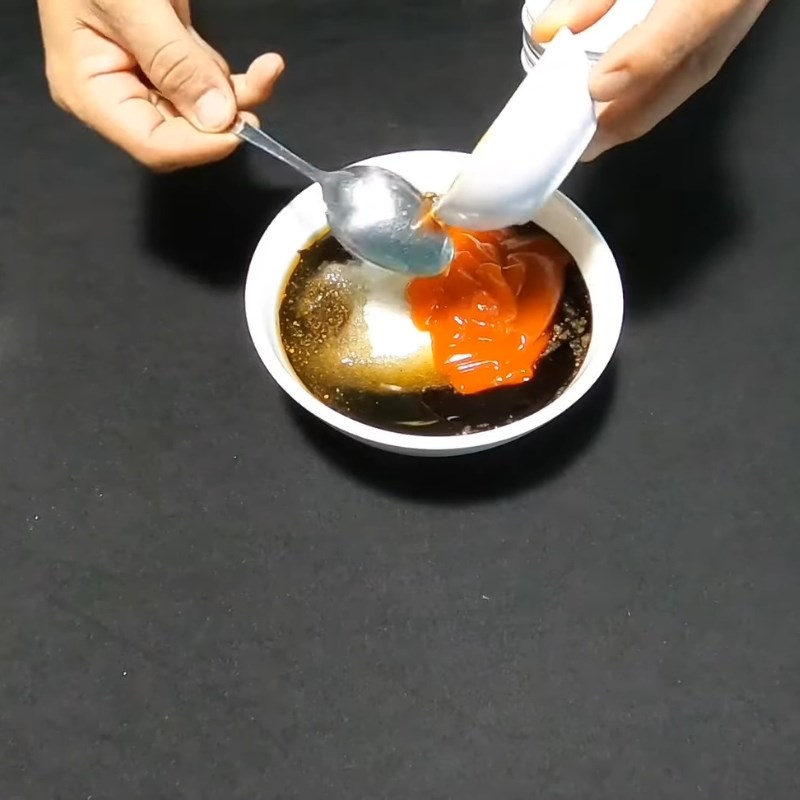 Bước 1 Pha hỗn hợp sốt gia vị đậm đà Sốt xào đa năng