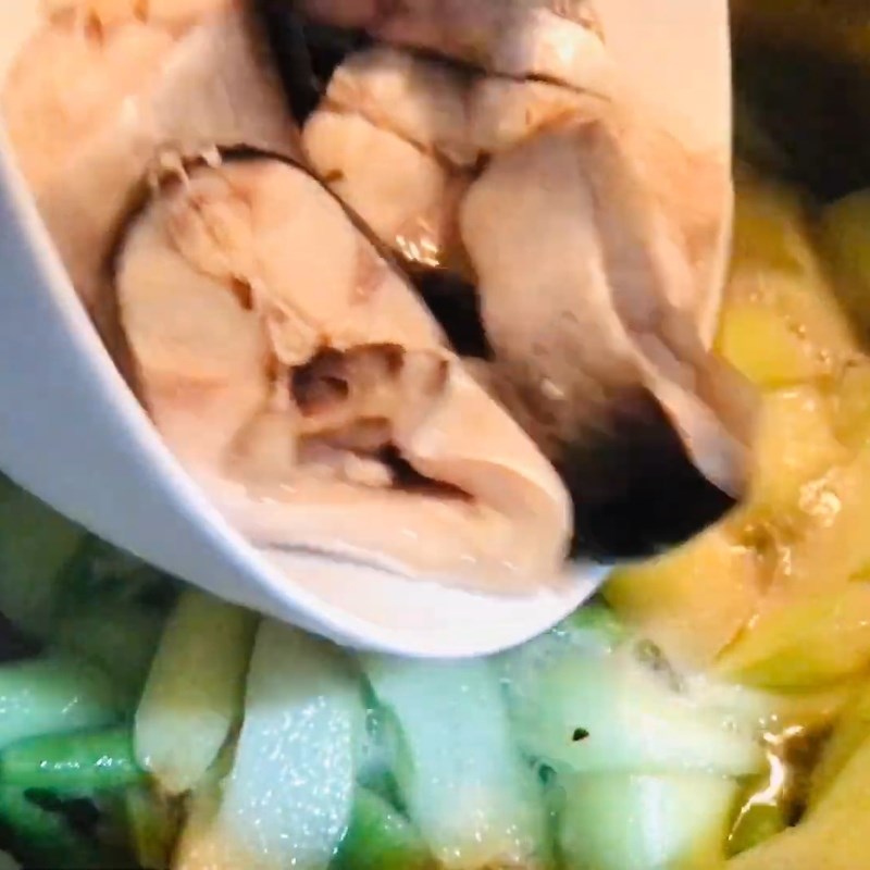 Bước 5 Pha nước cốt me và thêm đậu bắp Canh chua bạc hà