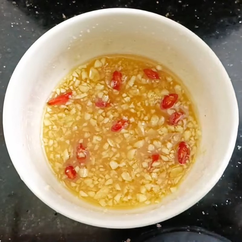 Bước 5 Pha nước trộn nộm chua ngọt Nộm su hào cà rốt thái miếng