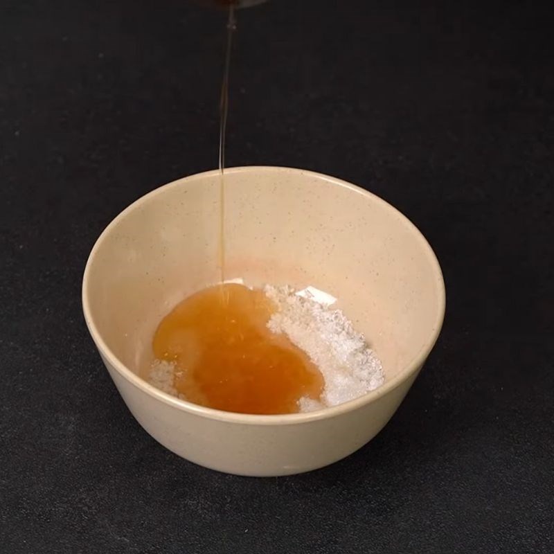 Bước 2 Pha sốt gia vị rang tôm Rang tôm đồng