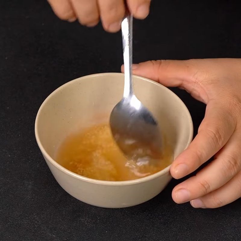 Bước 2 Pha sốt gia vị rang tôm Rang tôm đồng