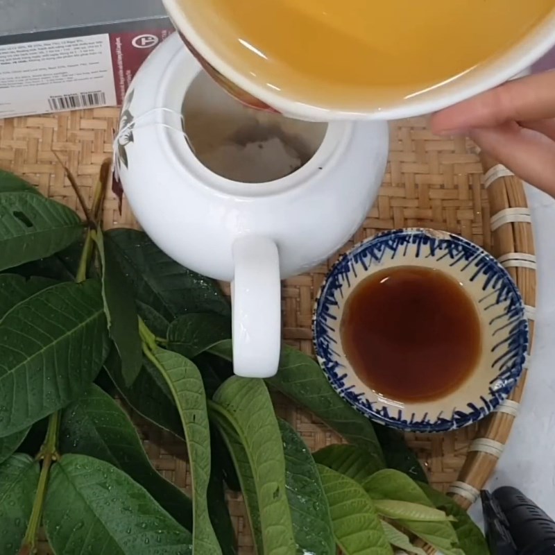 Bước 3 Pha trà thảo mộc và ủ hương Trà lá ổi