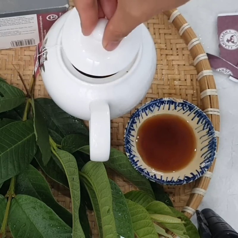 Bước 3 Pha trà thảo mộc và ủ hương Trà lá ổi