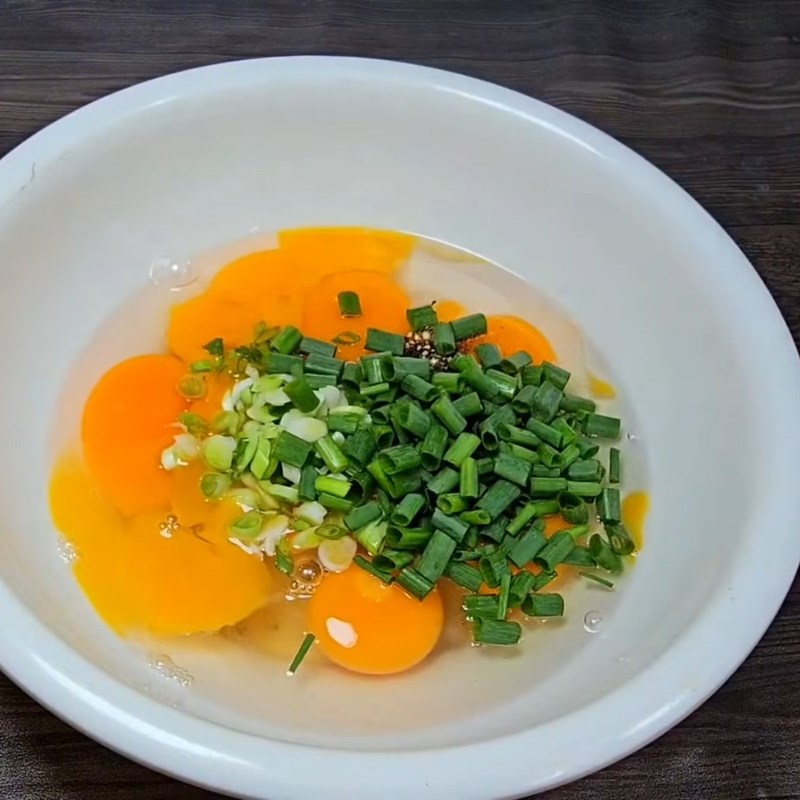 Bước 2 Pha trứng vịt Trứng vịt chiên