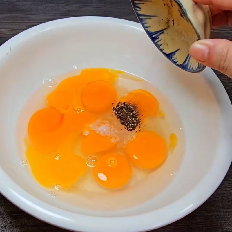 Bước 2 Pha trứng vịt Trứng vịt chiên