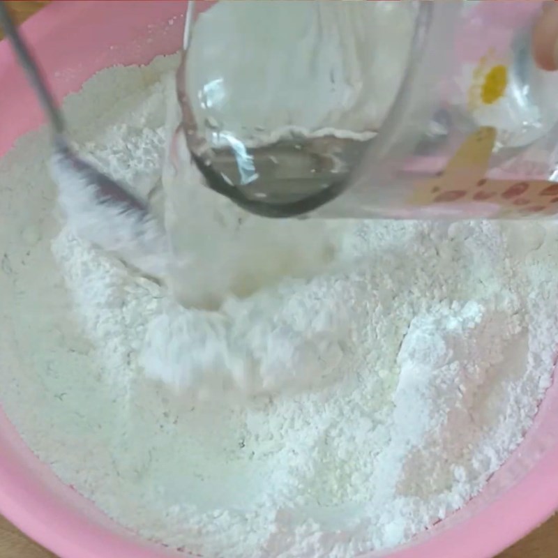 Bước 2 Pha và nhồi bột nếp làm vỏ bánh Bánh rán ngọt bằng bột nếp