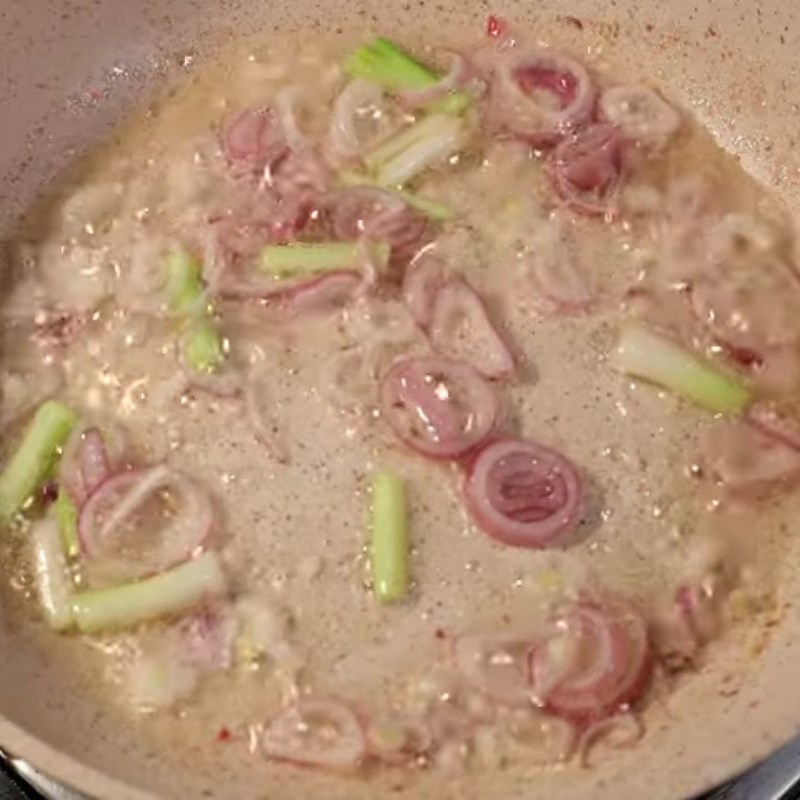 Bước 1 Phi thơm hành tím và gốc hành lá Trứng kho nước mắm