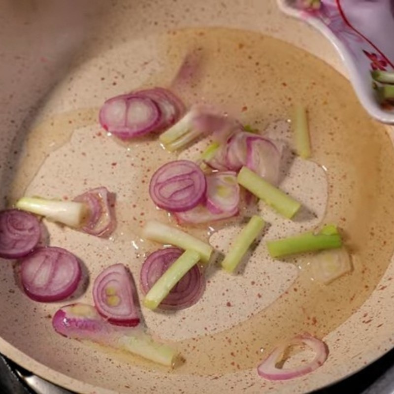 Bước 1 Phi thơm hành tím và gốc hành lá Trứng kho nước mắm