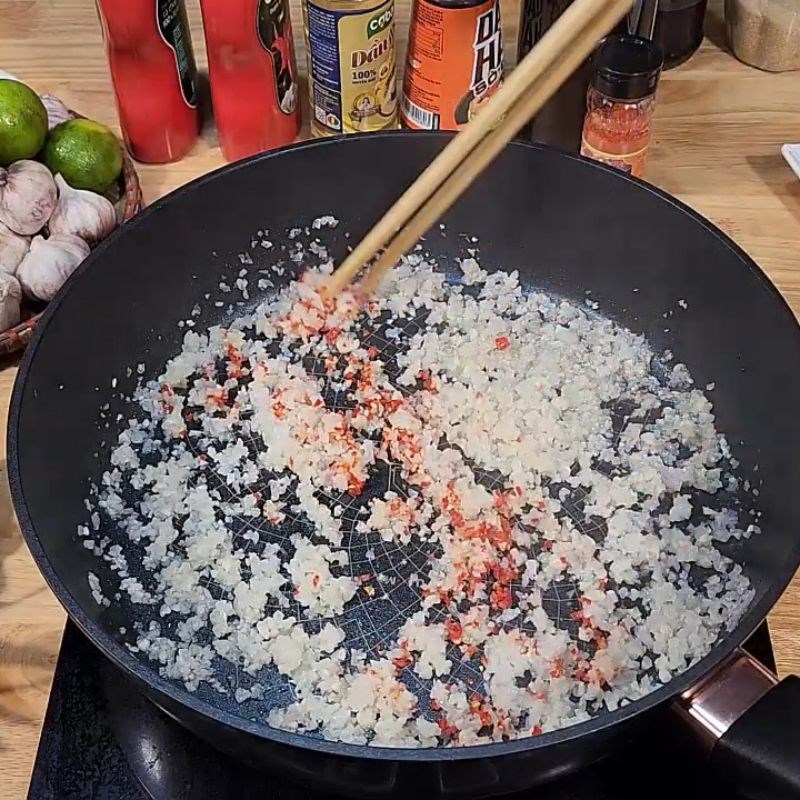 Bước 2 Phi thơm hành, tỏi, ớt nước chấm thịt nướng BBQ