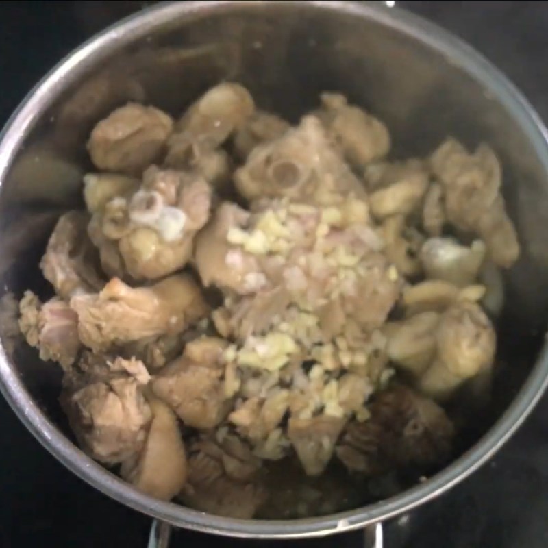 Bước 3 Phi thơm hành tỏi và nêm gia vị ướp Vịt rang gừng