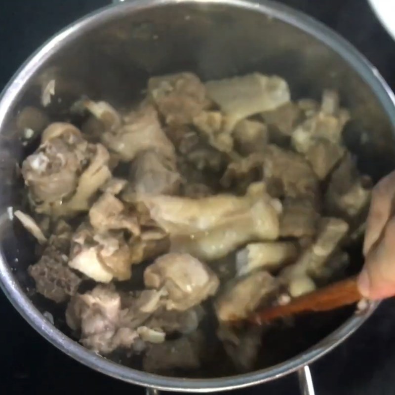 Bước 3 Phi thơm hành tỏi và nêm gia vị ướp Vịt rang gừng