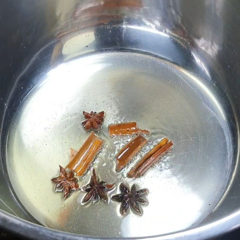 Bước 2 Phi thơm hoa hồi, quế và tỏi giò heo kho nước tương
