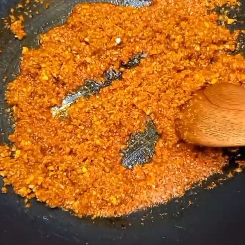 Bước 1 Phi thơm sả tỏi với dầu điều Sa tế ăn bún bò