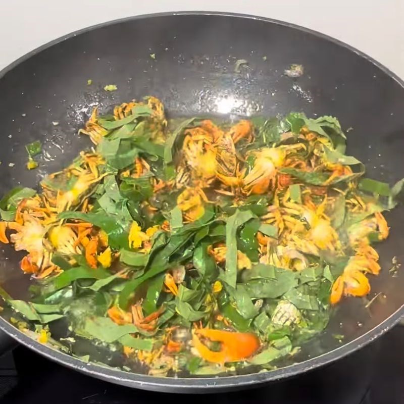 Bước 5 Rang cua với lá lốt và lá gừng cua rang lá lốt
