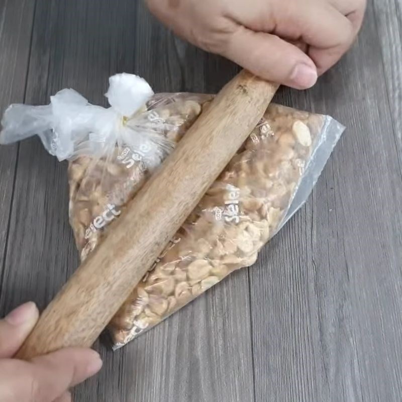 Bước 2 Rang đậu phộng giòn thơm Kem chuối sữa đặc