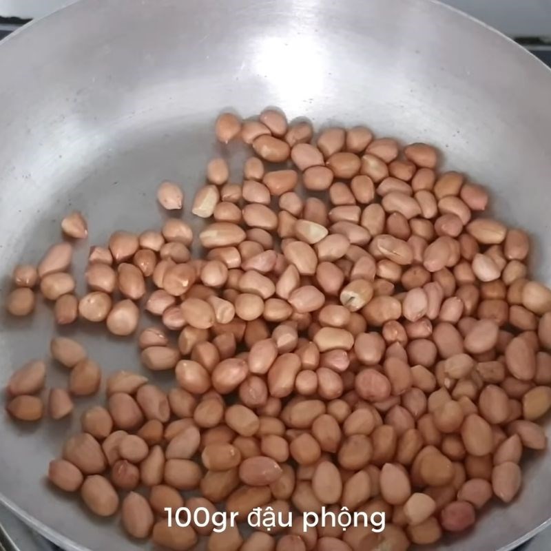 Bước 2 Rang đậu phộng giòn thơm Kem chuối sữa đặc