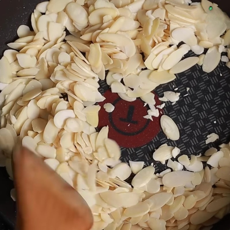 Bước 1 Rang hạnh nhân Chè khúc bạch bằng whipping cream