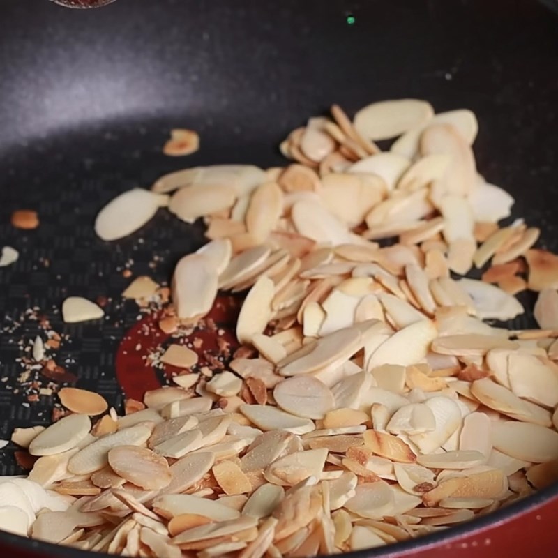 Bước 1 Rang hạnh nhân Chè khúc bạch bằng whipping cream