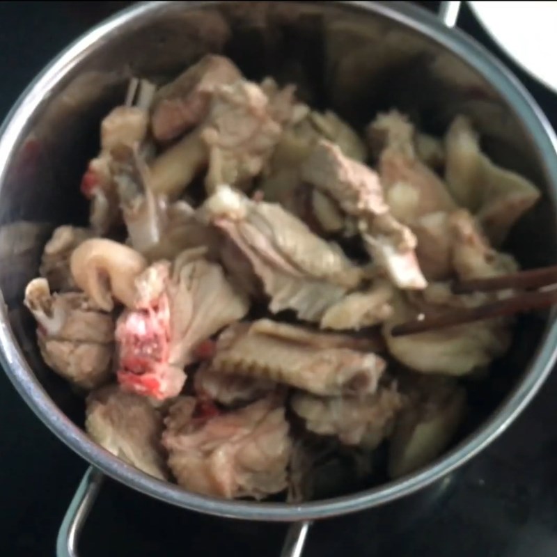 Bước 2 Rang săn vịt trên chảo Vịt rang gừng