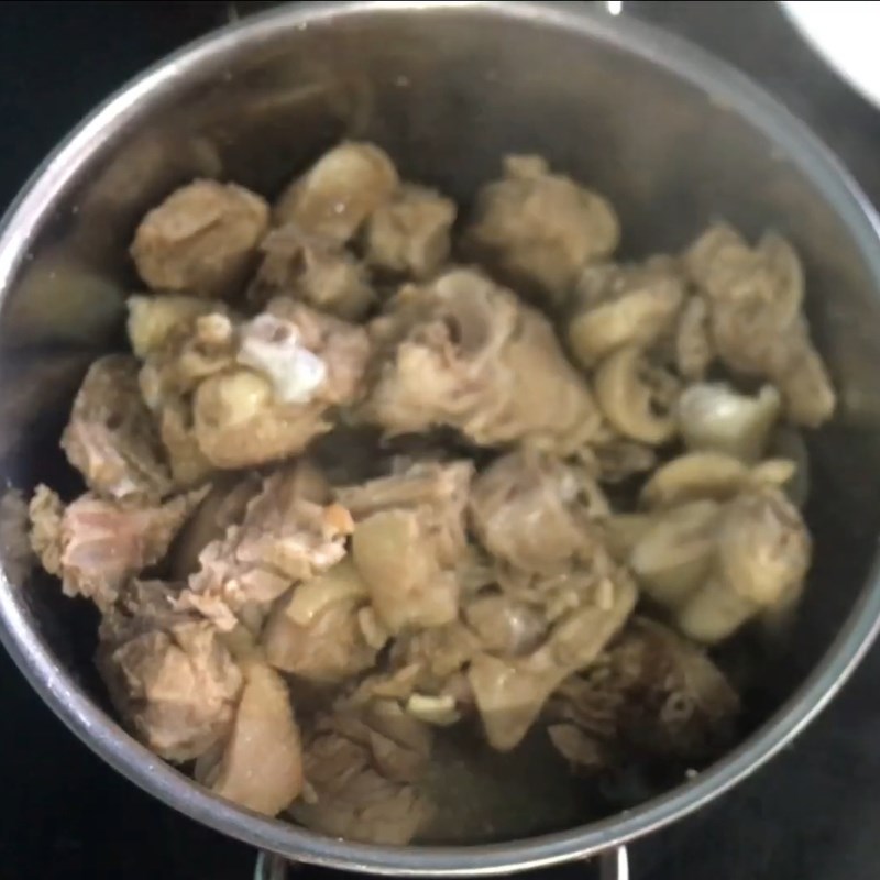 Bước 2 Rang săn vịt trên chảo Vịt rang gừng