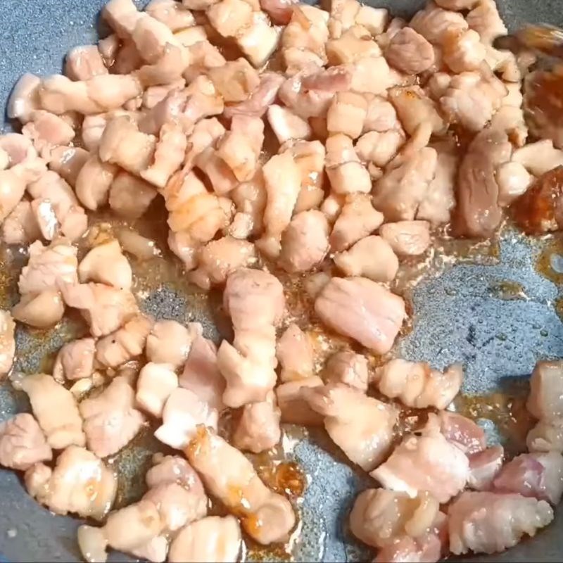 Bước 3 Rang thịt ba chỉ và làm nước màu Tôm rim thịt ba chỉ