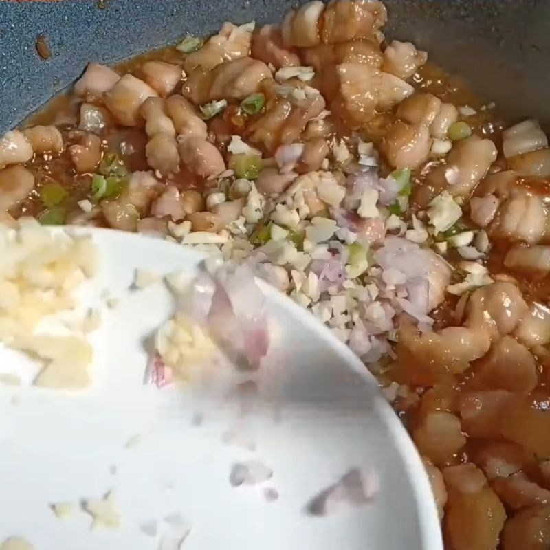 Bước 3 Rang thịt ba chỉ và làm nước màu Tôm rim thịt ba chỉ