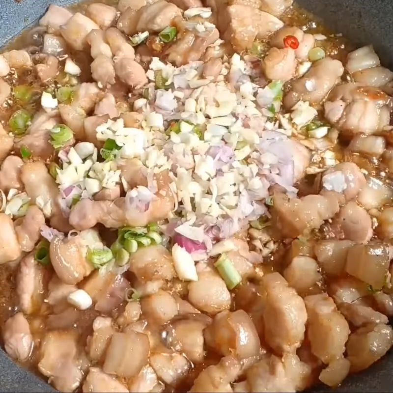 Bước 3 Rang thịt ba chỉ và làm nước màu Tôm rim thịt ba chỉ