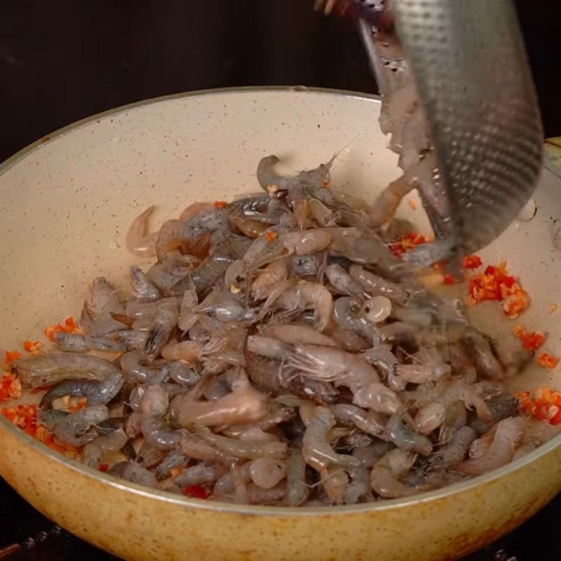 Bước 4 Rang tôm đồng giòn Rang tôm đồng