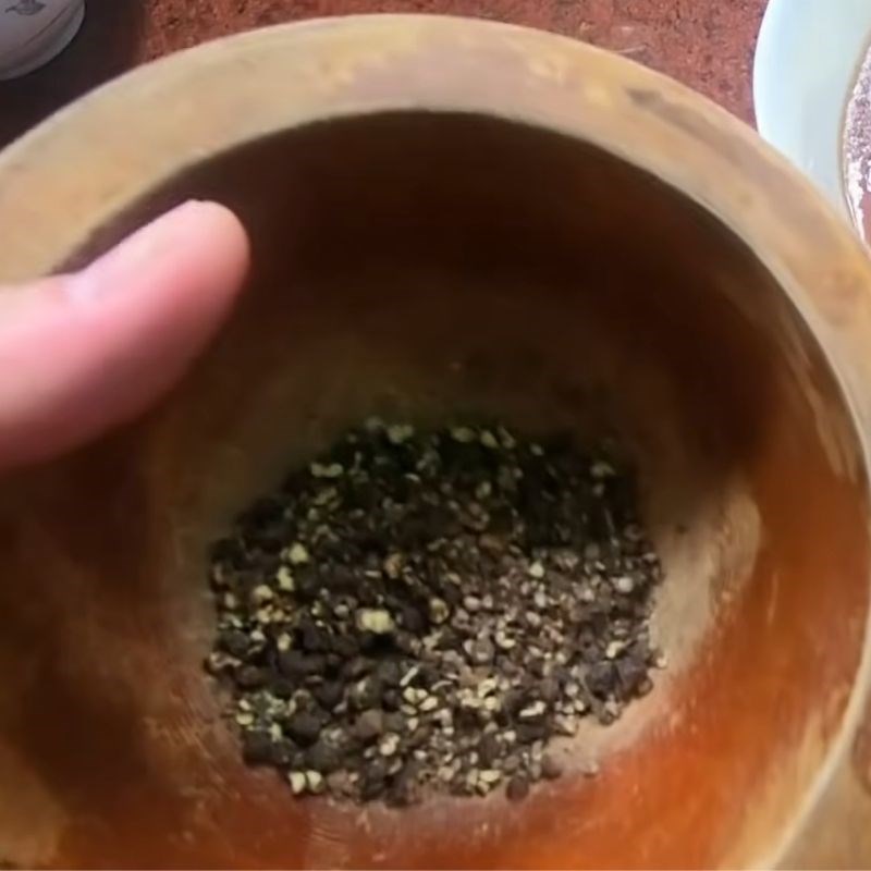 Bước 1 Rang và giã tiêu hạt thơm lừng nước sốt kho cá