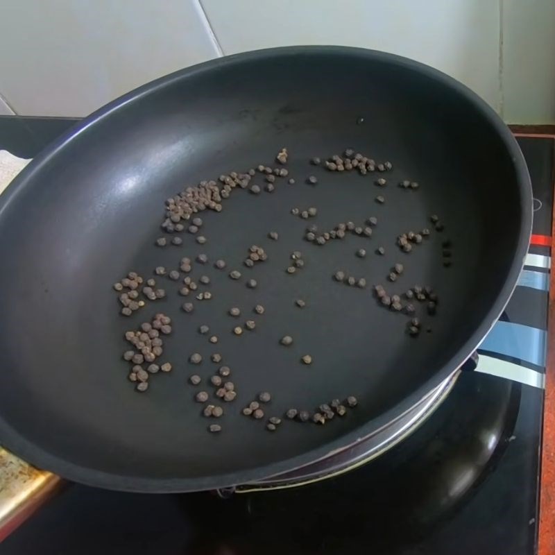Bước 1 Rang và giã tiêu hạt thơm lừng nước sốt kho cá