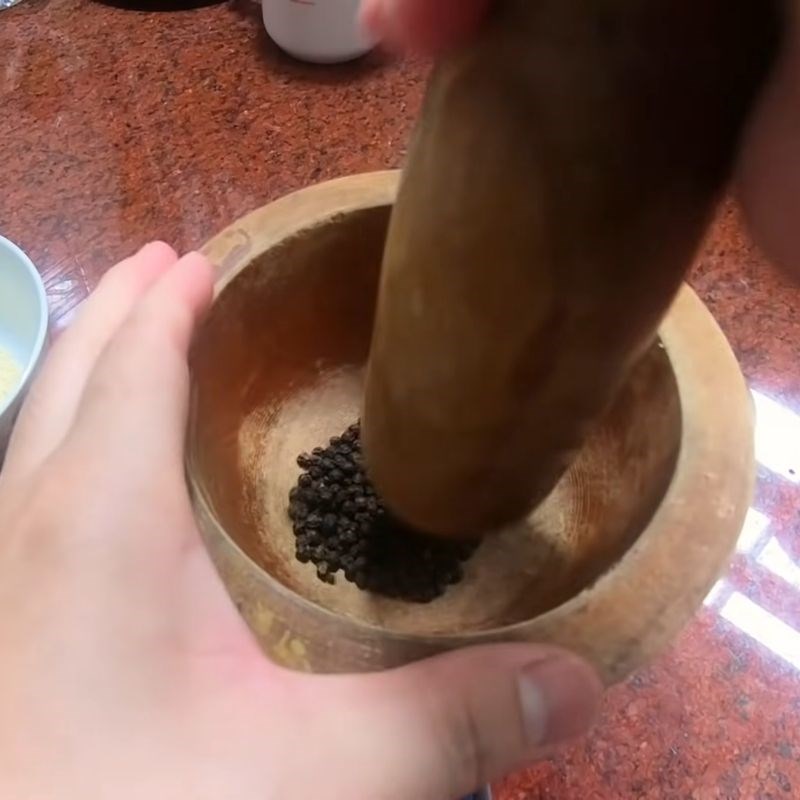 Bước 1 Rang và giã tiêu hạt thơm lừng nước sốt kho cá