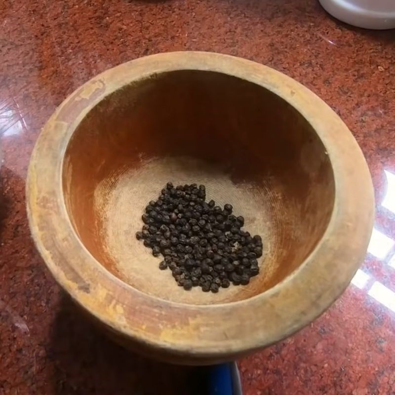 Bước 1 Rang và giã tiêu hạt thơm lừng nước sốt kho cá