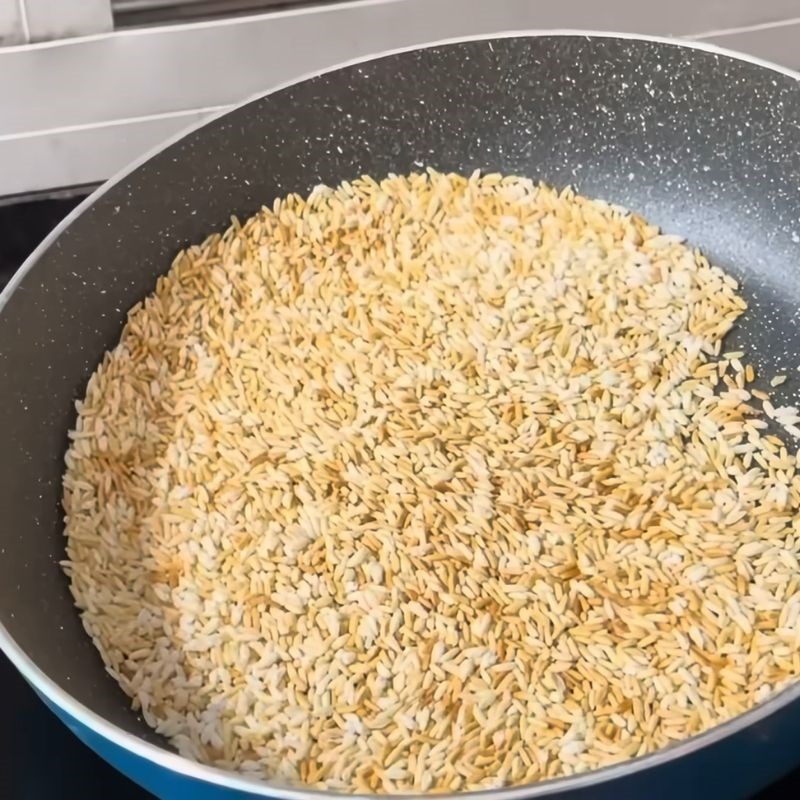 Bước 3 Rang và xay gạo làm thính nước tương truyền thống