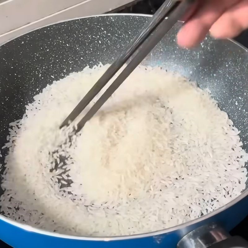 Bước 3 Rang và xay gạo làm thính nước tương truyền thống