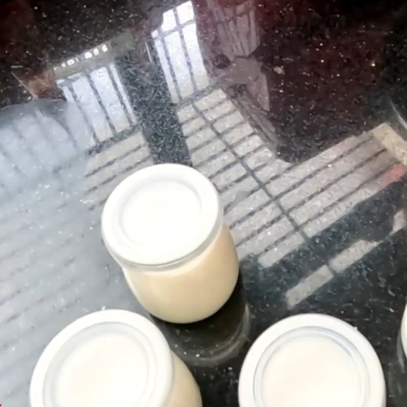 Bước 4 Rót sữa chua vào hũ và đậy nắp Ủ sữa chua bằng thùng đá