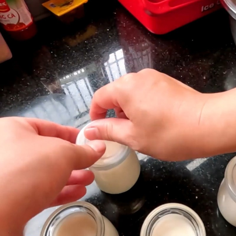 Bước 4 Rót sữa chua vào hũ và đậy nắp Ủ sữa chua bằng thùng đá