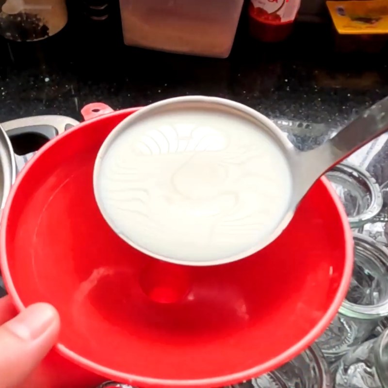 Bước 4 Rót sữa chua vào hũ và đậy nắp Ủ sữa chua bằng thùng đá