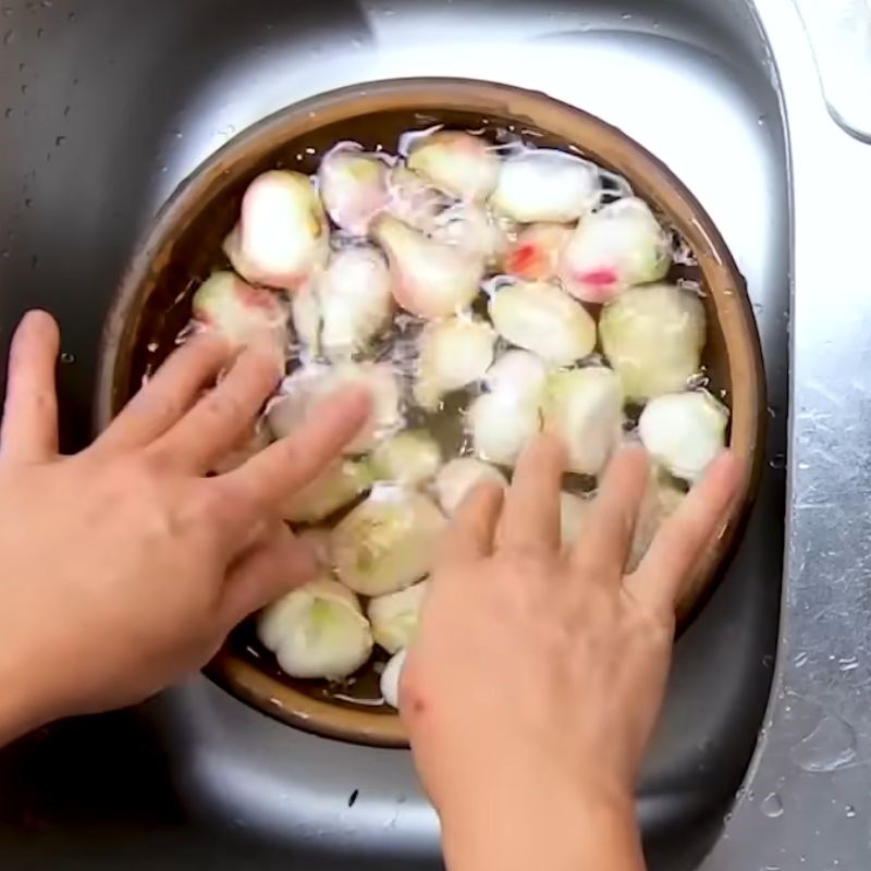 Bước 2 Rửa sạch hành và ngâm nước muối loãng muối dưa hành miền bắc