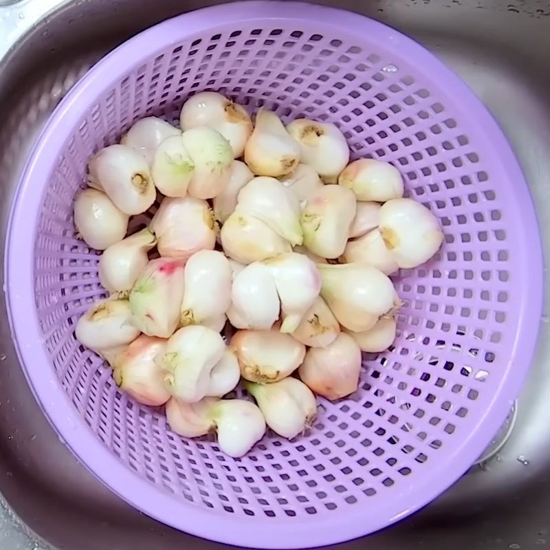 Bước 2 Rửa sạch hành và ngâm nước muối loãng muối dưa hành miền bắc
