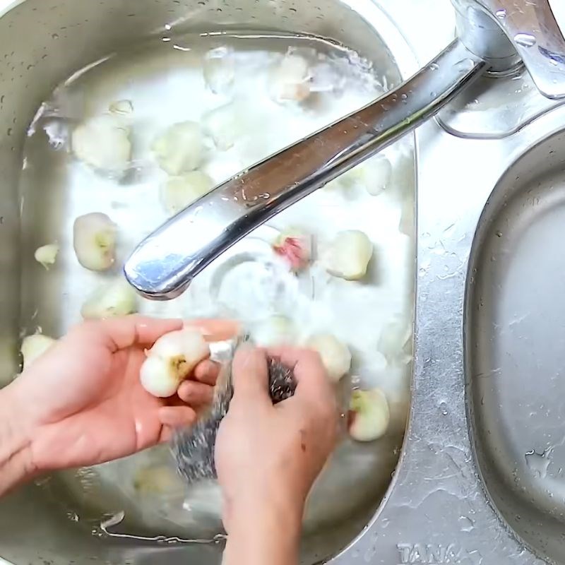 Bước 2 Rửa sạch hành và ngâm nước muối loãng muối dưa hành miền bắc