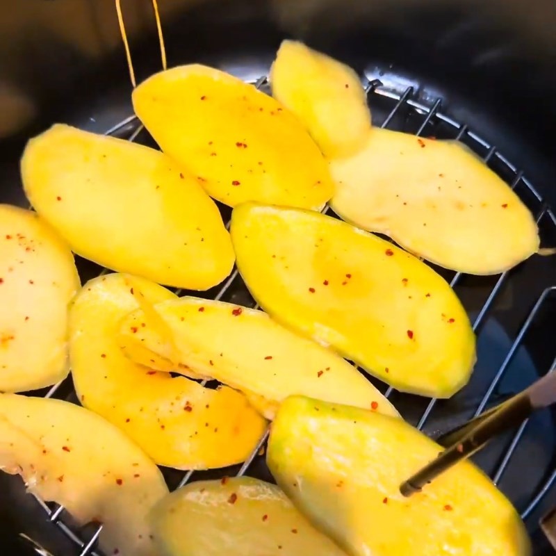 Bước 3 Sấy xoài lần 1 bằng nồi chiên không dầu Xoài sấy dẻo bằng nồi chiên không dầu