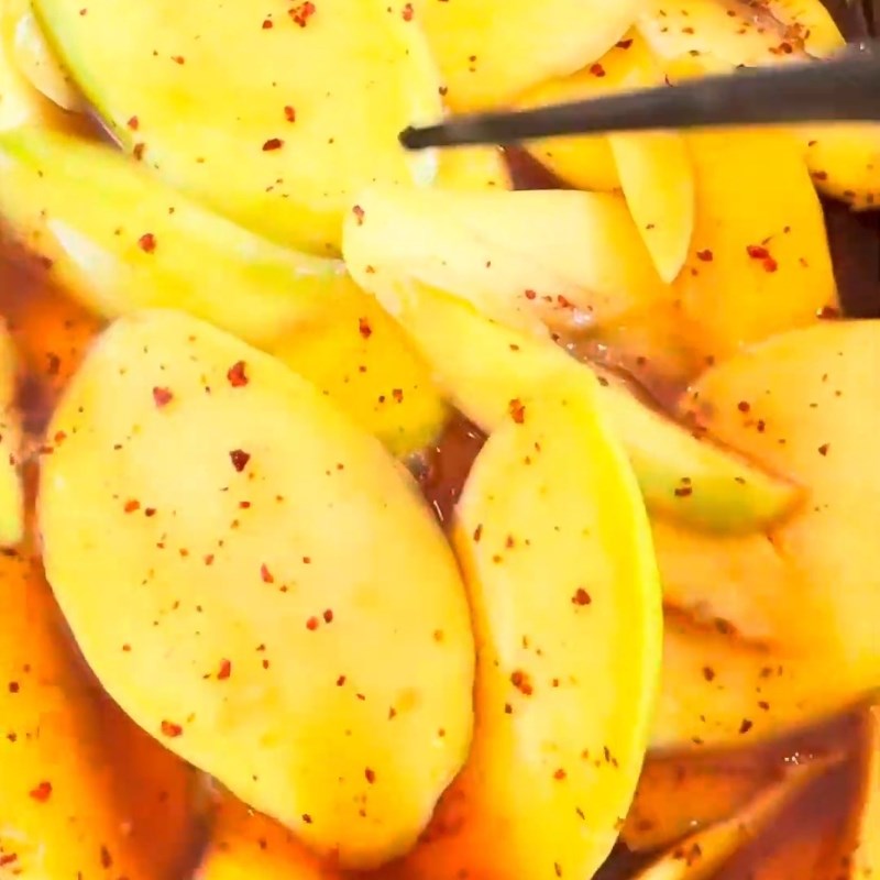 Bước 3 Sấy xoài lần 1 bằng nồi chiên không dầu Xoài sấy dẻo bằng nồi chiên không dầu