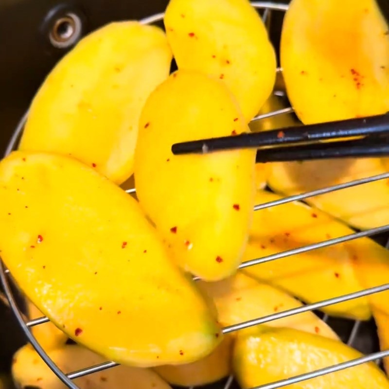 Bước 3 Sấy xoài lần 1 bằng nồi chiên không dầu Xoài sấy dẻo bằng nồi chiên không dầu