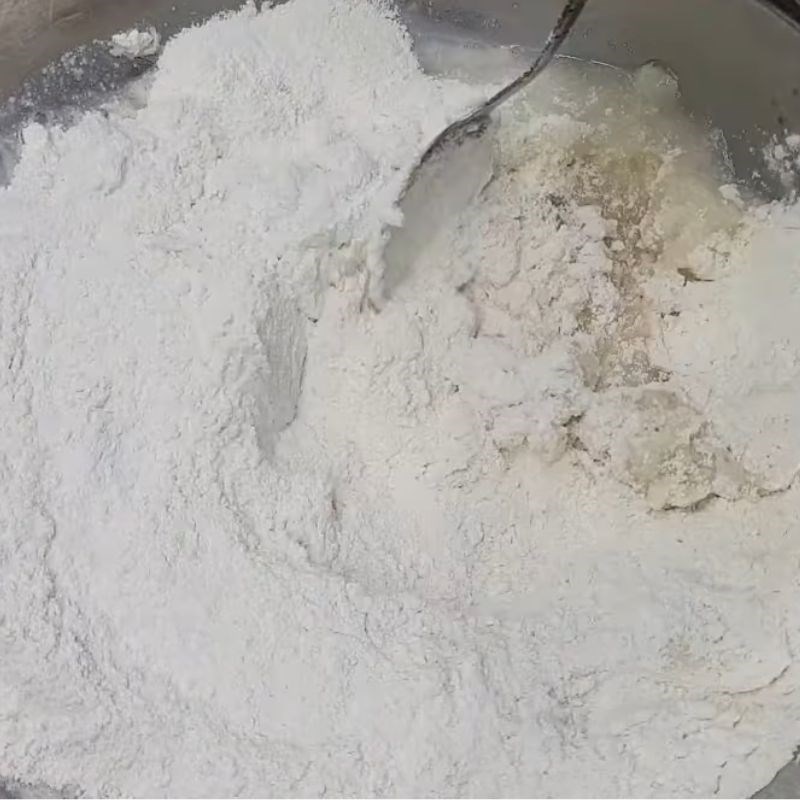 Bước 1 Sơ chế bột sắn và nhào bột Bánh sắn bằng bột sắn