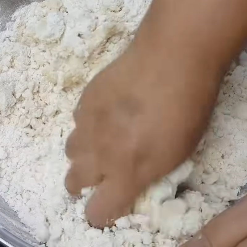 Bước 1 Sơ chế bột sắn và nhào bột Bánh sắn bằng bột sắn