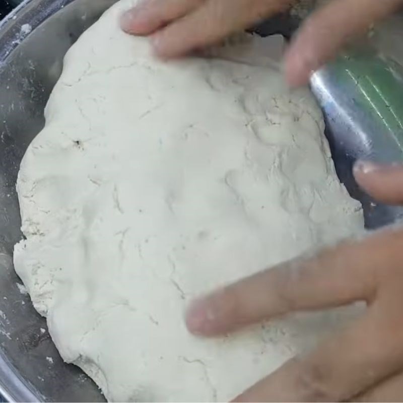 Bước 1 Sơ chế bột sắn và nhào bột Bánh sắn bằng bột sắn