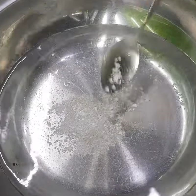 Bước 1 Sơ chế bột sắn và nhào bột Bánh sắn bằng bột sắn