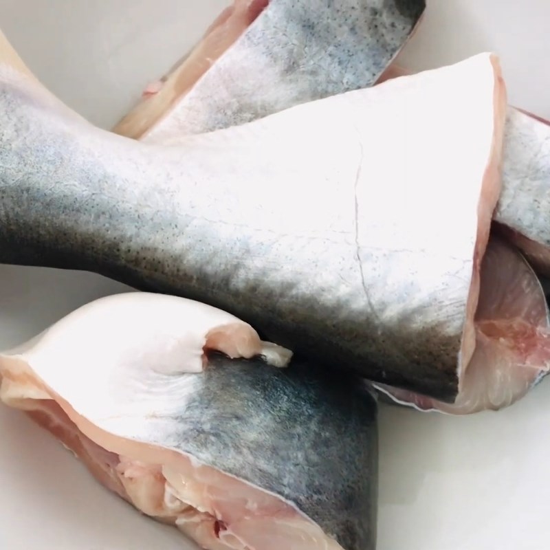 Bước 1 Sơ chế cá ba sa và bạc hà (dọc mùng) Canh chua bạc hà