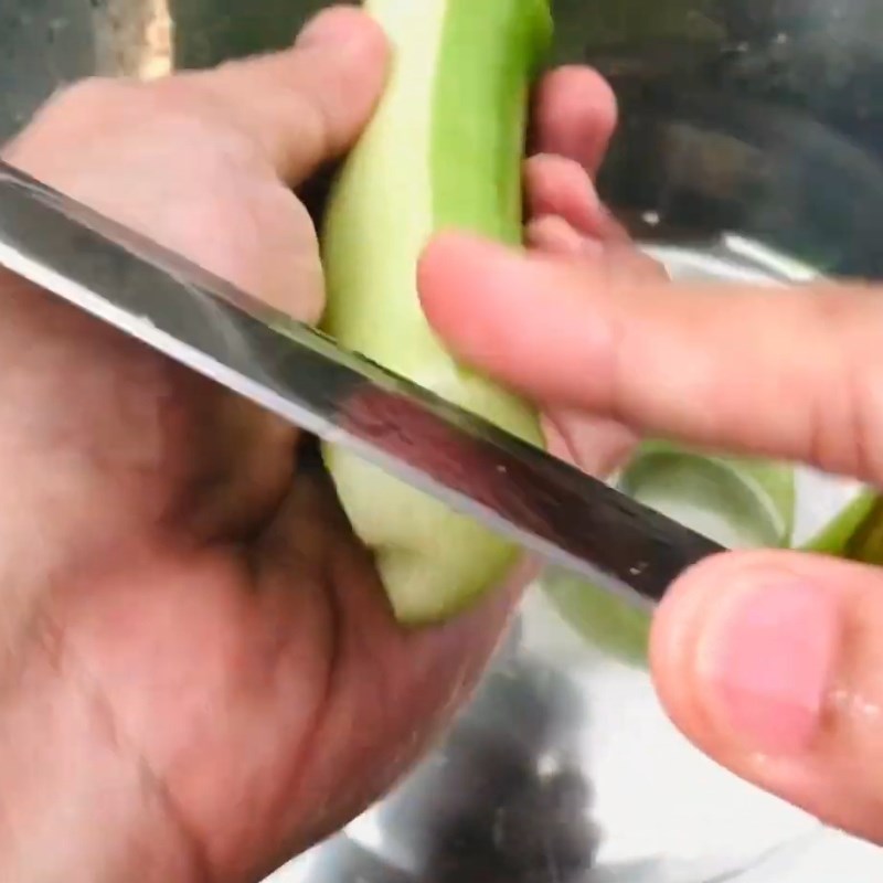 Bước 1 Sơ chế cá ba sa và bạc hà (dọc mùng) Canh chua bạc hà